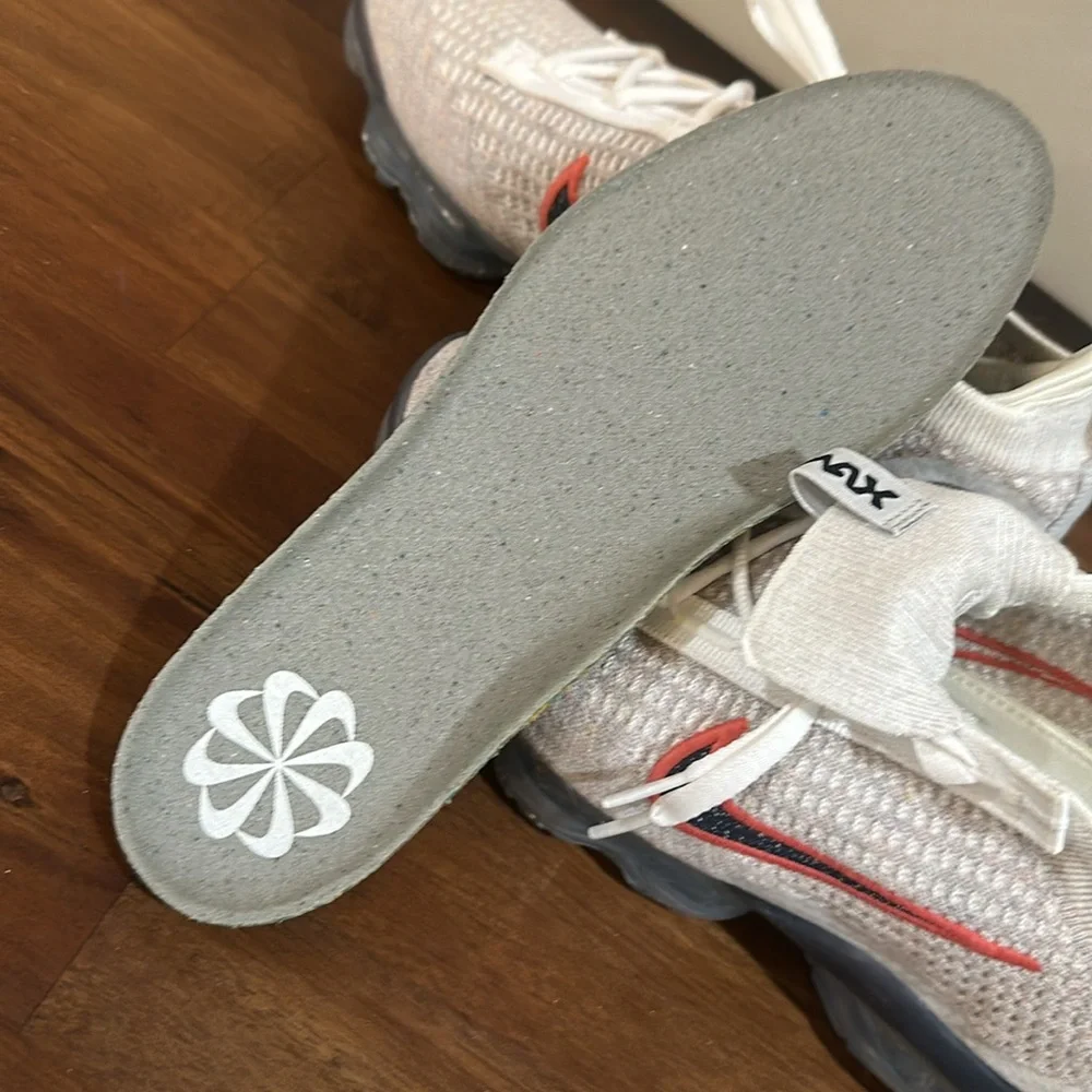 NWOT - Nike Vapormax flyknit wome size 9 - Picture 6 of 8